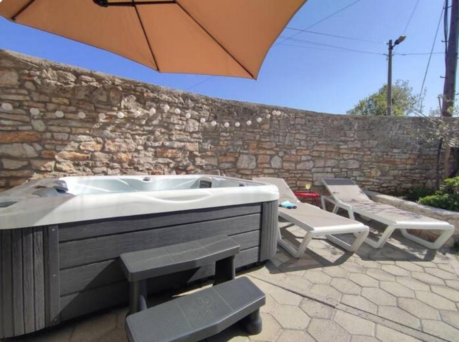 Apartment With Whirlpool And Bbq Near Porec Baderna Luaran gambar