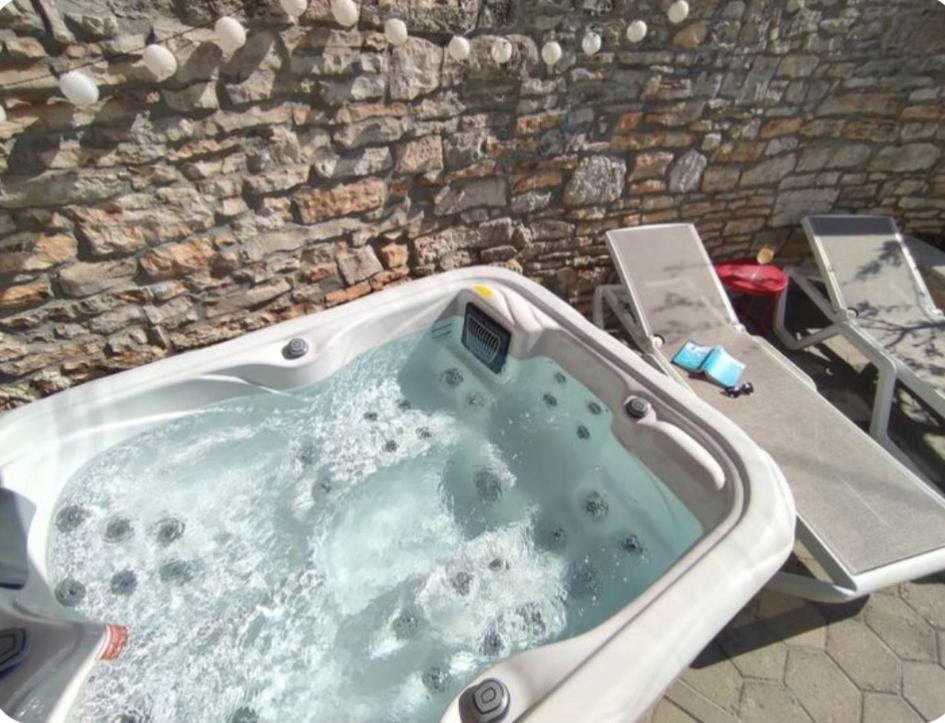Apartment With Whirlpool And Bbq Near Porec Baderna Luaran gambar